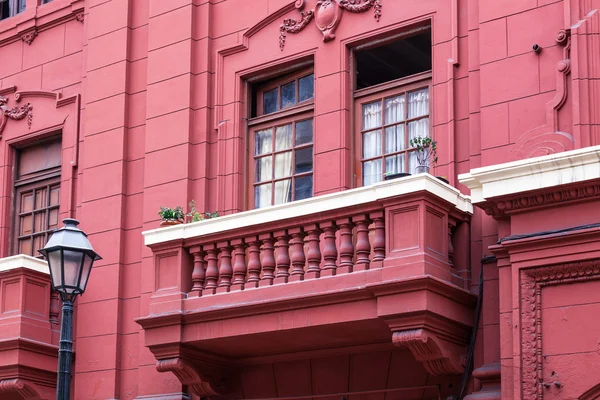 Hus med en balkong windows — Stockfoto