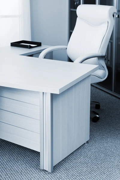 Кресло в современном офисе — стоковое фото