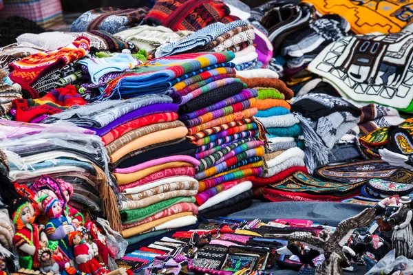 Perulu giyim ve oyuncak