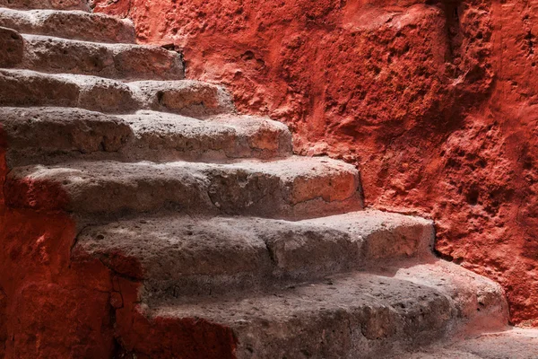 Vecchi gradini e muro rosso — Foto Stock