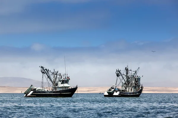 Fiskebåtar i bay — Stockfoto