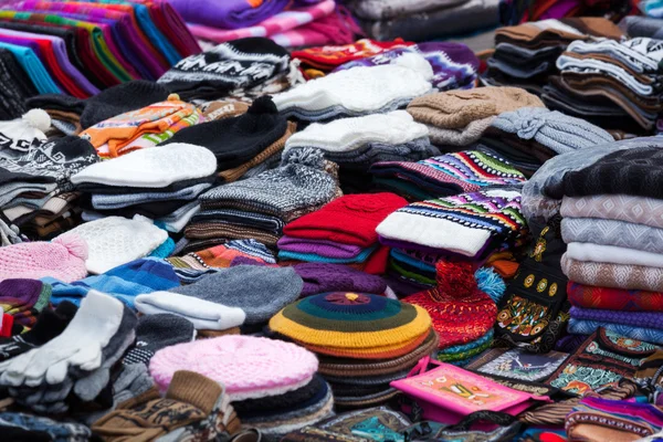 Peruvian clothes and caps — Stock Photo, Image