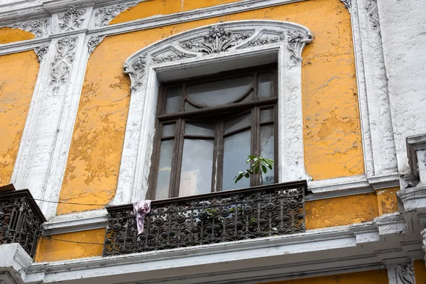 Okna i żółte ściany — Zdjęcie stockowe