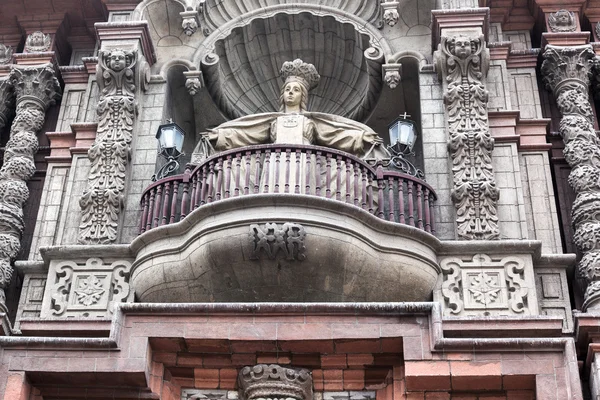 Antické sochy na balkóně — Stock fotografie