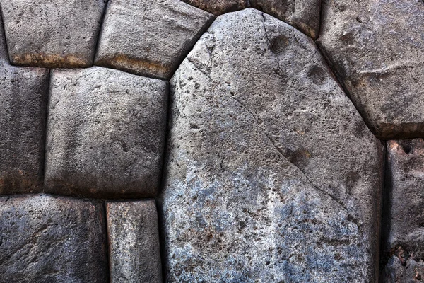 Piedra poligonal en una antigua mampostería —  Fotos de Stock