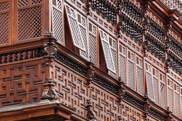 Balcón de madera tallada — Foto de Stock