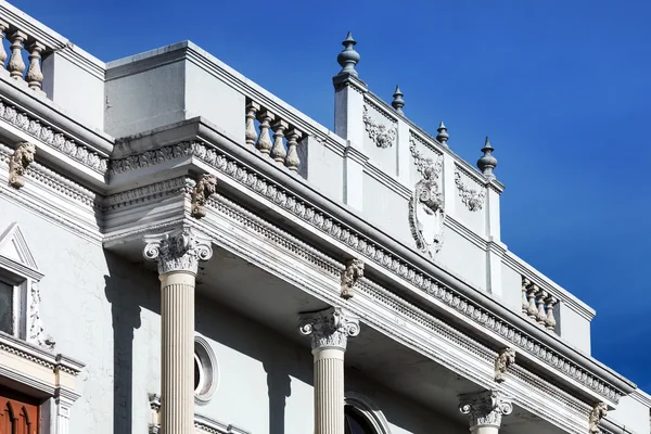 Edifício velho com uma colunata — Fotografia de Stock