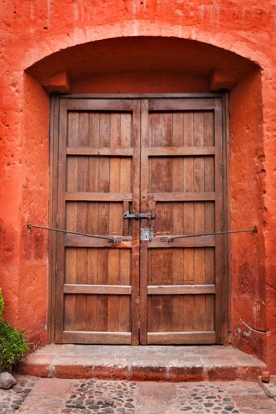 Ξύλινη και παλιά πόρτα — Φωτογραφία Αρχείου