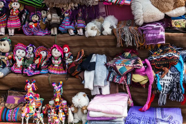 Ropa y juguetes peruanos — Foto de Stock