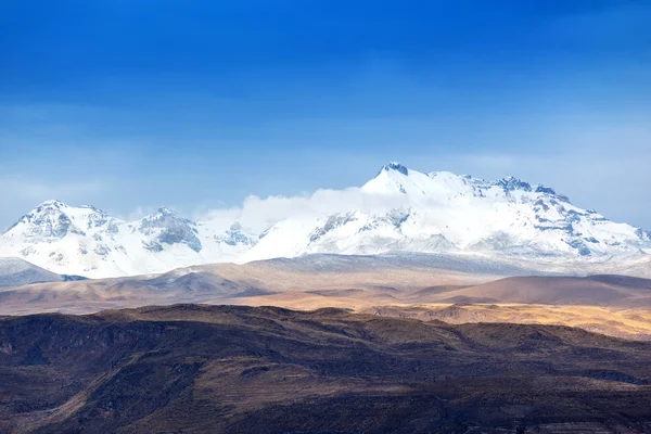 눈 덮인 산의 보기 — 스톡 사진