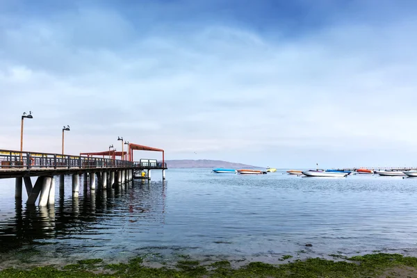 Boats at the pier in the bay — Stock Photo, Image