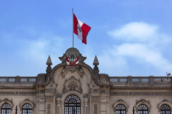 A tetőn, az elnöki palota zászló — Stock Fotó