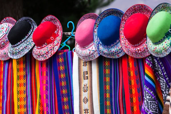 Bufandas de colores y sombreros —  Fotos de Stock