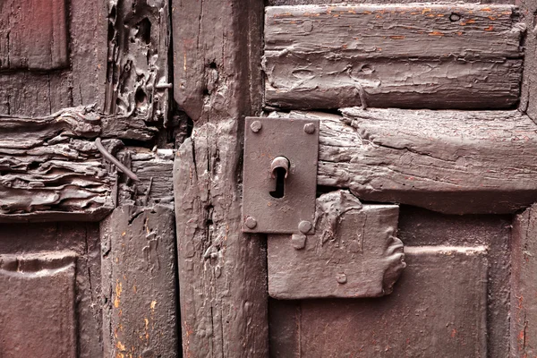 Sleutelgat op een oude deur — Stockfoto
