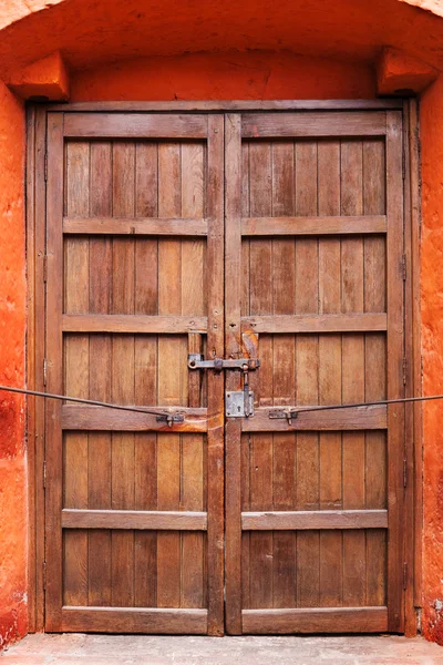 Oude en houten deur — Stockfoto