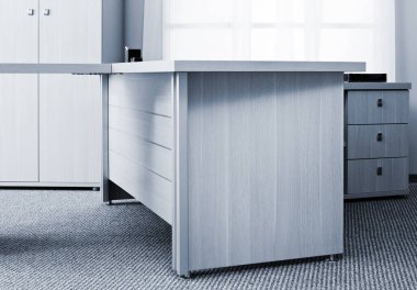 Modern bir ofiste çekmeceleri olan masa.