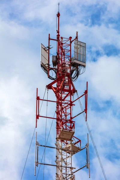 Antena Komórkowa Wieża Błękitne Niebo — Zdjęcie stockowe