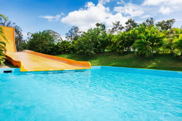 Toboganes Agua Amarillos Parque Acuático Tropical — Foto de Stock