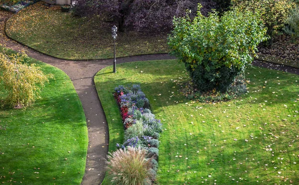 Sentiers Dans Parc Avec Des Fleurs Image En Vente