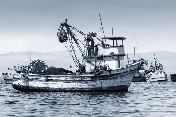 Barca Pesca Nella Baia Ormeggiato — Foto Stock