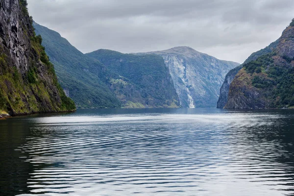 Kilátás Fjordra Felhős Időben Norvégia — Stock Fotó