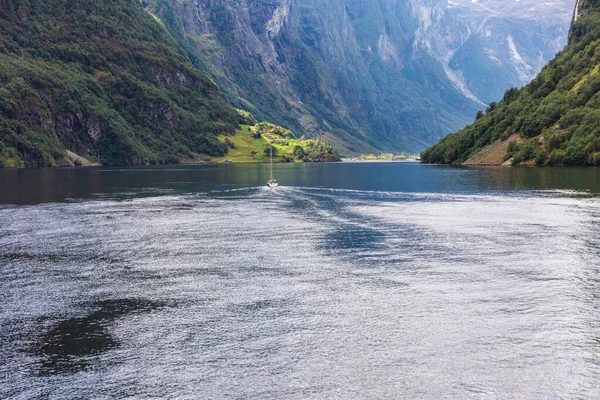 Gyönyörű Jacht Geiranger Fjord Norvégia — Stock Fotó