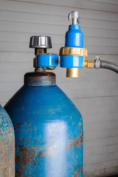 Niebieski Cylinder Gazowy Zbliżeniem Regulatora — Zdjęcie stockowe