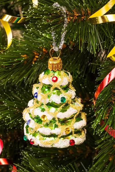 クリスマスに美しく装飾されたモミの木 — ストック写真