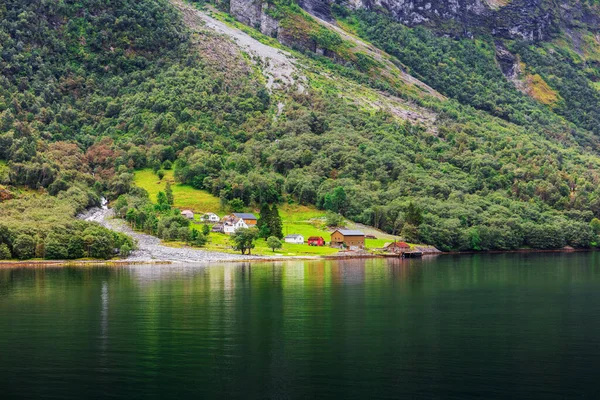 ノルウェーのフィヨルドのそばの小さな村 — ストック写真