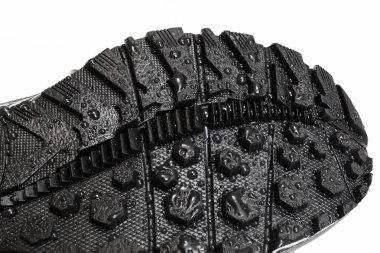 Su damlaları ayakkabının tabanına düşer.