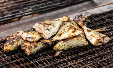 Izgarada hazır deniz balığı var.