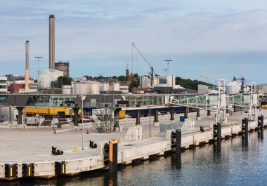 İsveç 'in Stockholm limanında petrol tankları ve konteynırlar