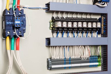 Elektrik kabloları ve düğmeleri kapatın.