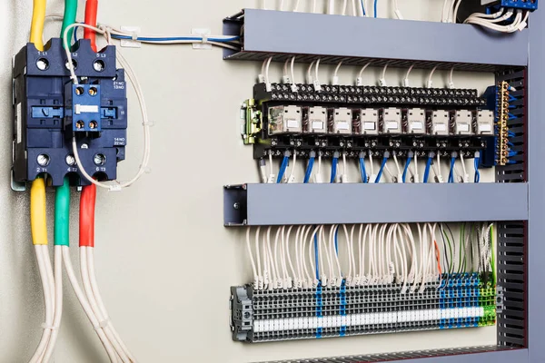 Elektrik kabloları ve düğmeleri kapatın.