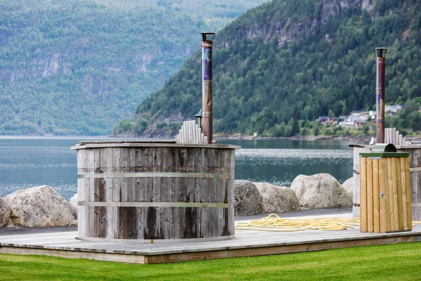 Bañera Madera Orilla Hermoso Fiordo Noruega Fotos De Stock