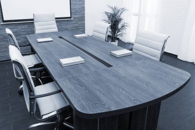 Ofiste ekranı olan konferans masası.