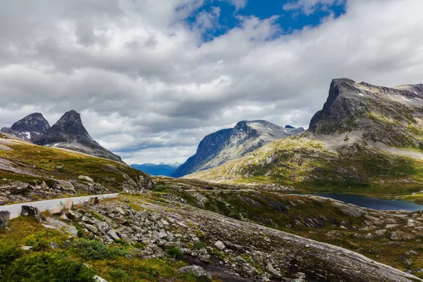 Route Dans Les Montagnes Par Une Journée Ensoleillée Norvège — Photo