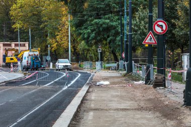Modern bir şehirde yol onarımı