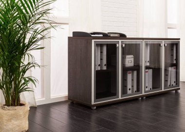 Modern ofiste kitaplık ve avuç içi