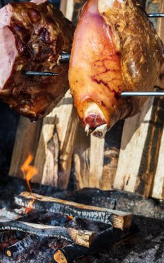 Açık ateşte pişirilmiş lezzetli domuz jambonu. Sokak yemeği.
