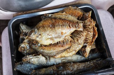 Tepside kızarmış balık.