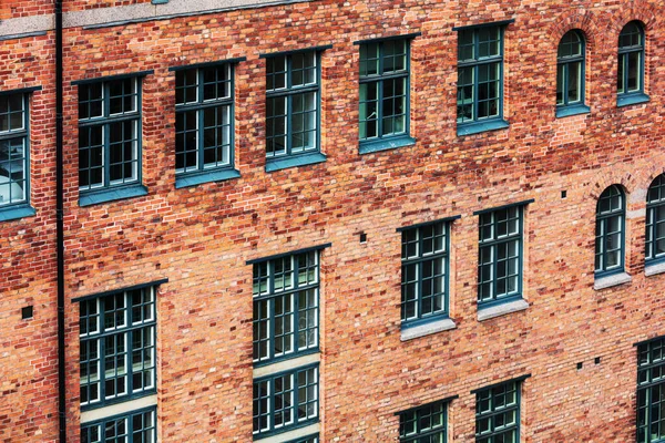 Schönes Altes Backsteingebäude Mit Fenstern — Stockfoto