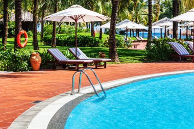 Tropik tatil köyünde güzel bir yüzme havuzu