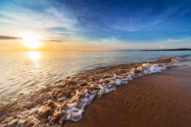 Sakin okyanusun üzerinde güzel bir gün batımı