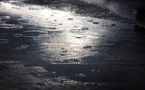 Flaques Eau Pluie Sur Trottoir Dans Ville — Photo