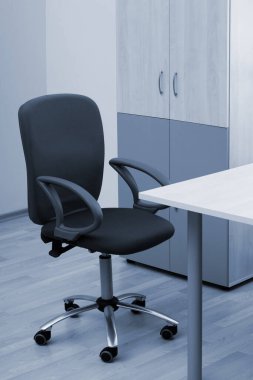 Masa, sandalye ve kitaplık modern ofis