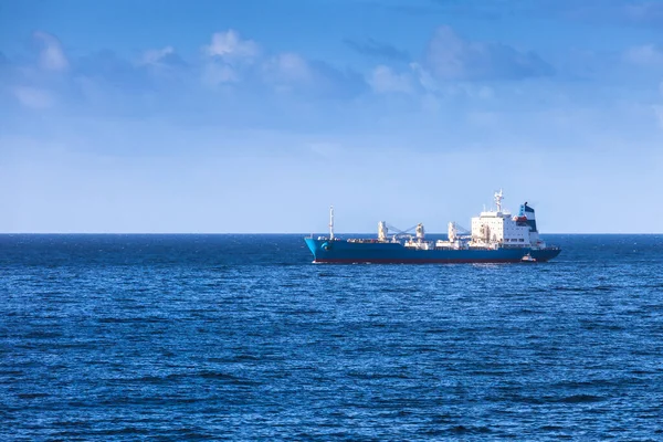 Lastfartyg Havet Himlen — Stockfoto