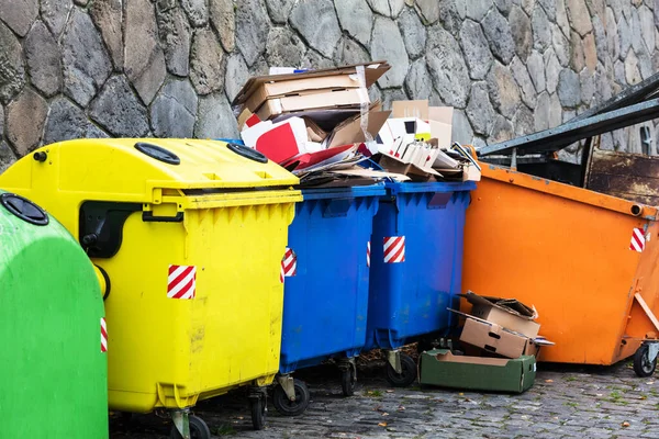 Une Poubelle Dans Ville Images De Stock Libres De Droits