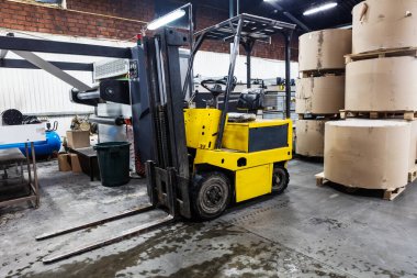 Büyük, modern bir depoda otomatik doldurucu.