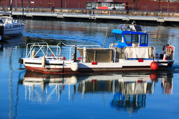 Moderna stöd fartyg — Stockfoto